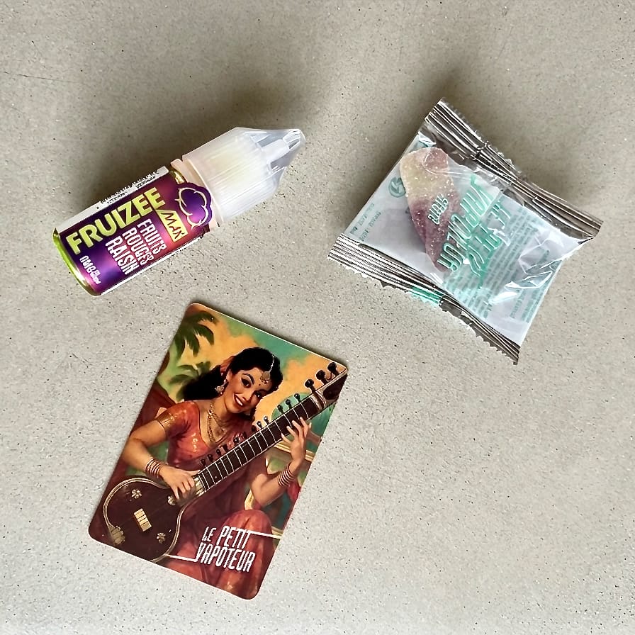 lacon Fruizee, bonbon emballé et magnet illustré Le Petit Vapoteur contenus dans le Lucky Bag.