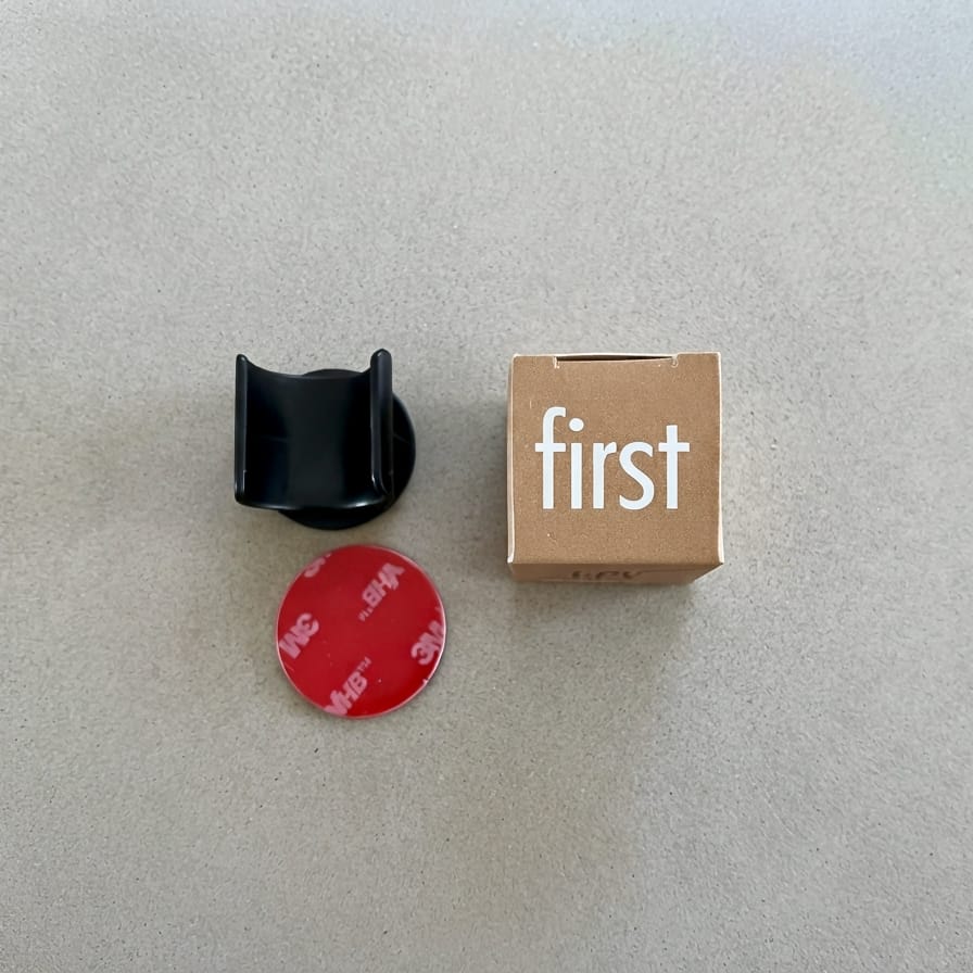 Support noir pour First Plus LPV avec pastille adhésive 3M et boîte en carton.