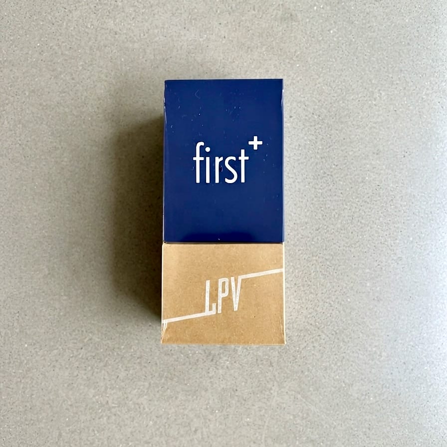 Boîte bleue et kraft de la cigarette électronique First Plus LPV.
