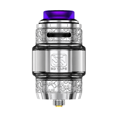 Clearomiseur BD Vape Precisio 2 Silver Night en acier argenté, avec drip tip violet et gravures de petits crânes sur les bagues métalliques.