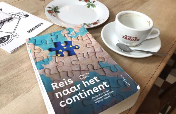 Mathieu Segers’ book Reis naar het Continent beside a Café Zondag espresso cup in Maastricht.