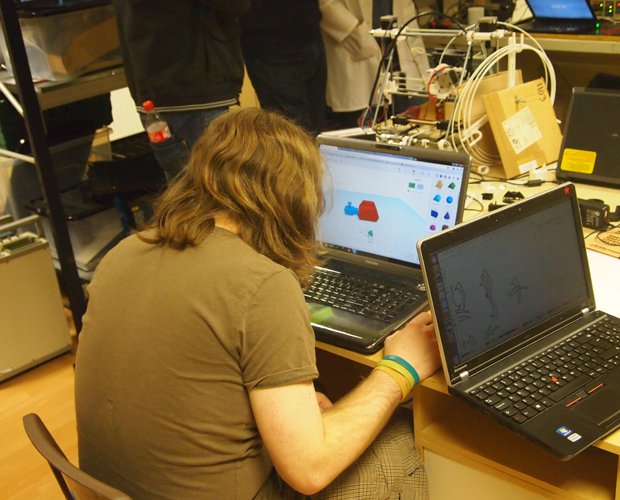 Tom Cockeram creating his 3D printed tanks on Tinkercad