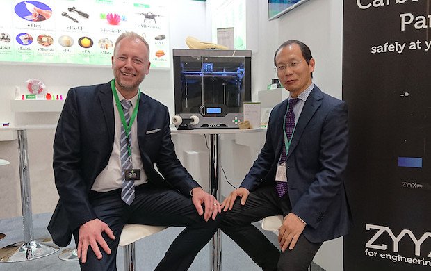Mats Moosberg, ZYYX (left) and Yihu Yang, Esun (right) at formnext powered by TCT