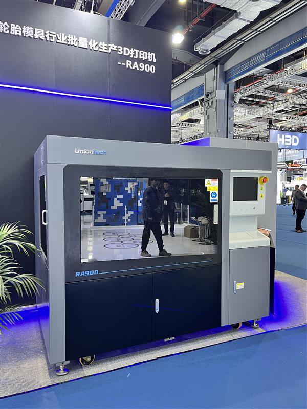 The RA900 by UnionTech on the showfloor before opening of TCT Asia Day Two The RA900 by UnionTech on the showfloor before opening of TCT Asia Day Two