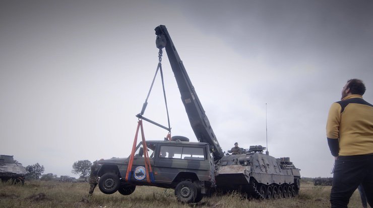 Lifting a 2-tonne vehicle with a 1 kg link