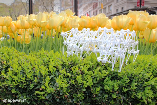 strandbeest-on-flowers.png