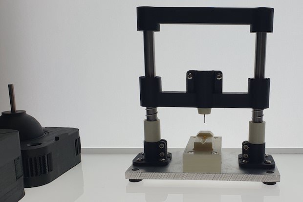 Essentium: Filament conductivity test fixture.