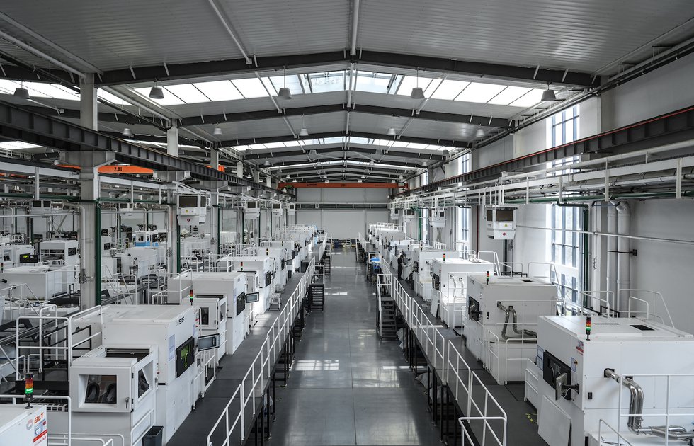 Rows of metal AM machines inside BLT intelligent factory