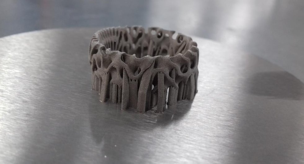 EOS M100 SLM Silver 925 ring with support structures (Courtesy of Jade Watts: Cooksongold)