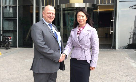 Phil Kilburn and Fei Shang sign agreement for the supply of AM powders in China.