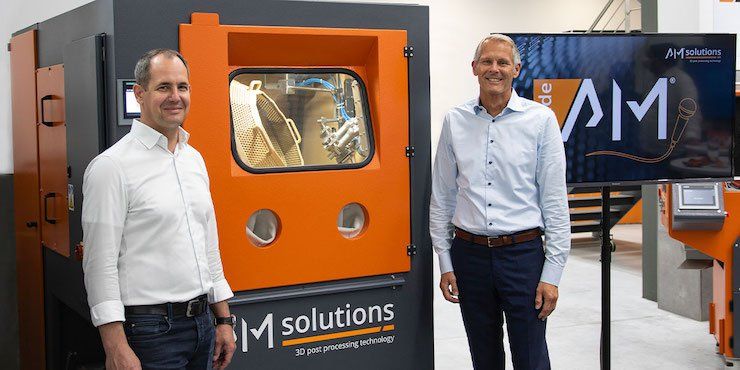 Christoph Hansen, Director of Technology & Innovation of Sauber Engineering, with Stephan Rösler, President & CEO of the Rösler Oberflächentechnik GmbH. - Rösler/ AM Solutions