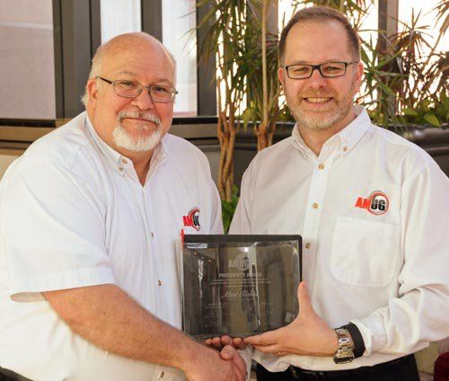 Mark Abshire (left) receives the AMUG President’s Award from Mark Barfoot, president.