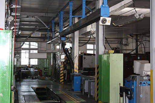 Auto workshop - By Leotard (Own work), via Wikimedia Commons