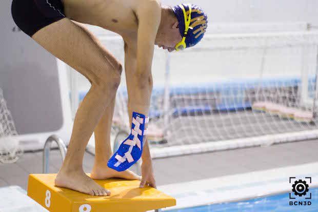 BCN3D swimming case study      Pedro takes to the pool with his 3D printed customised orthotic fin, which helps the movement of his right arm.