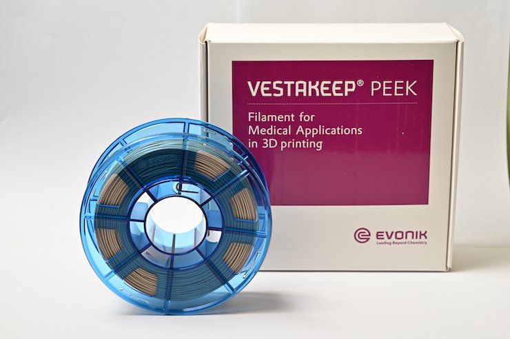 VESTAKEEP® Care M40 3DF zur Herstellung von Medizinmaterialien im 3D Druck. VESTAKEEP® Care M40 3DF for medical applications produced by additive manufacturing. - Evonik