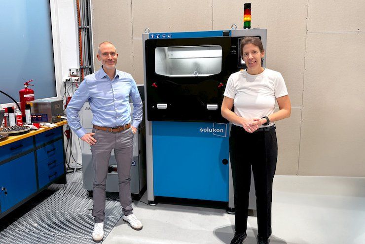 Solukon CEO Andreas Hartmann and Hélène Huby, CEO of the Exploration Company, in front of the Solukon SFM-AT350-E. - Solukon