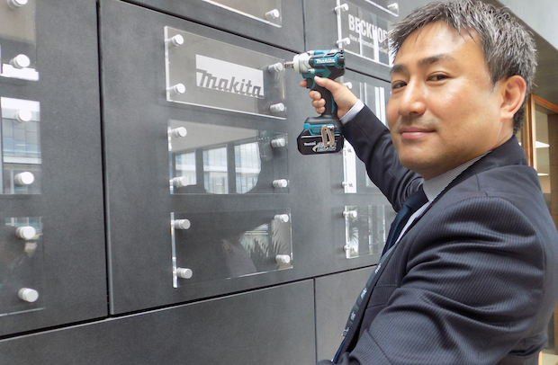 Shigeru Okada, MD of Makita UK, secures company logo on the MTC members’ board.