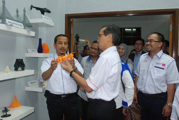 Dr. Mohd Azhar Yahaya, MOSTI Secretary General      Dr. Mohd Azhar Yahaya, MOSTI Secretary General looking at 3D model of a drone produced at PERDA Advanced Technical Institute.