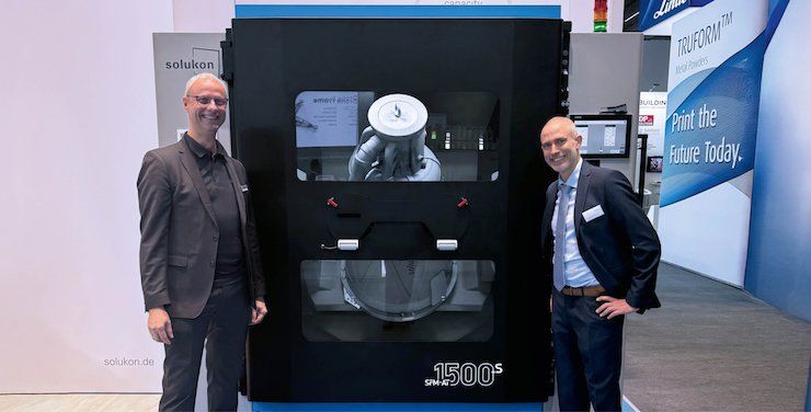 Martin Bullemer, Managing Director AMCM and Andreas Hartmann, CEO/CTO of Solukon with the SFM-AT1500-S at Formnext 2024. - Solukon