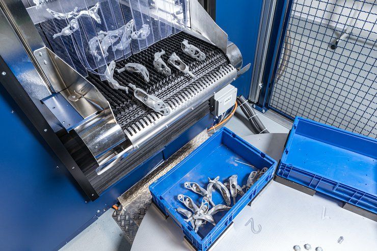 BMW Group AM Campus - Separated components are transported in small load carriers. - The BMW Group