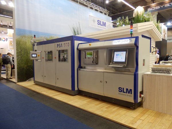 SLM Solutions' PSA 500 on Booth      The PSA 500 automatic recovery system took pride of place on SLM Solutions' beach-themed stand.