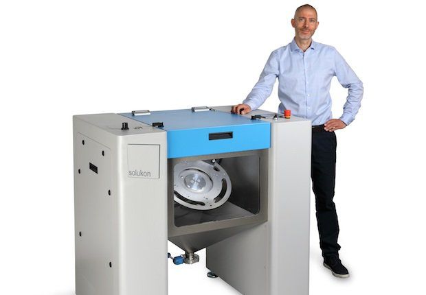 Solukon Co-founder Andreas Hartmann with the new SFM-AT200 system.