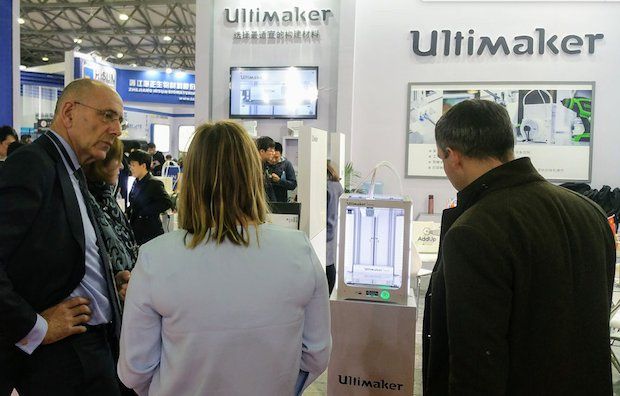 Ambassador Kronenburg visits the Ultimaker booth at TCT Asia