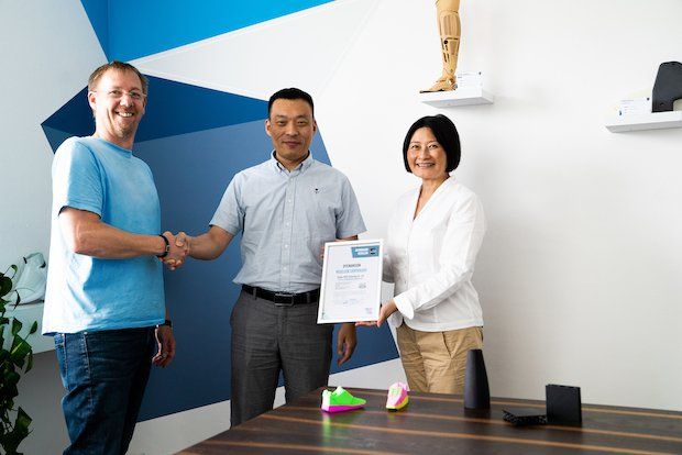 YUNS DyeMansion china      Left to right: Kai Witter, Chief Customer Officer, DyeMansion; Ziqiang Liu, CEO, YUNS; Jingyi Yuan-Steiner, Director APAC, DyeMansion at DyeMansion HQ.