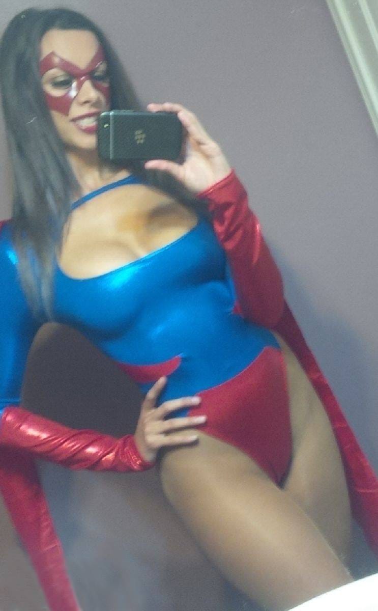 supergirl-alternative-costume-amazing