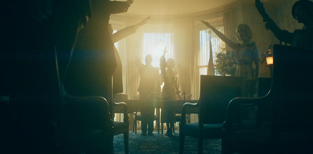 [227] »Briljant brittisk kostymdramafest om familjeband & fascism«