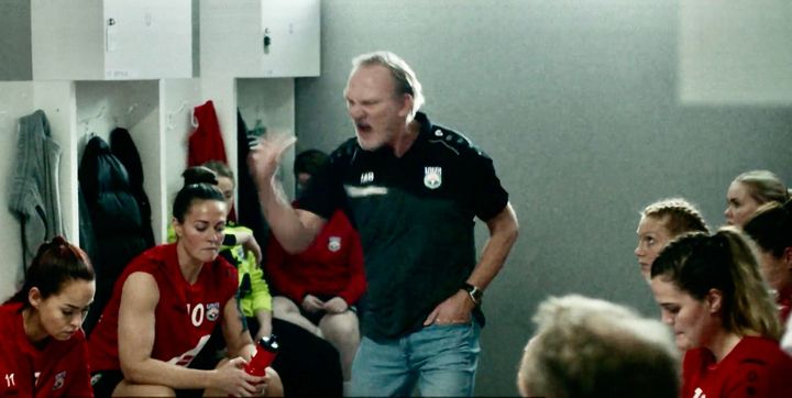 [117] »Den där valrossen i träningsoverall är fan inte målvakt«