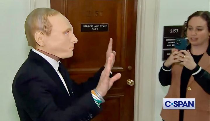 [153] »Visa snorren för Hillerska!«