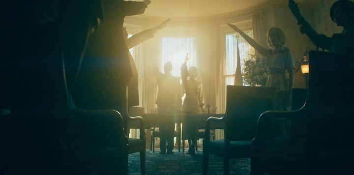 [227] »Briljant brittisk kostymdramafest om familjeband & fascism«