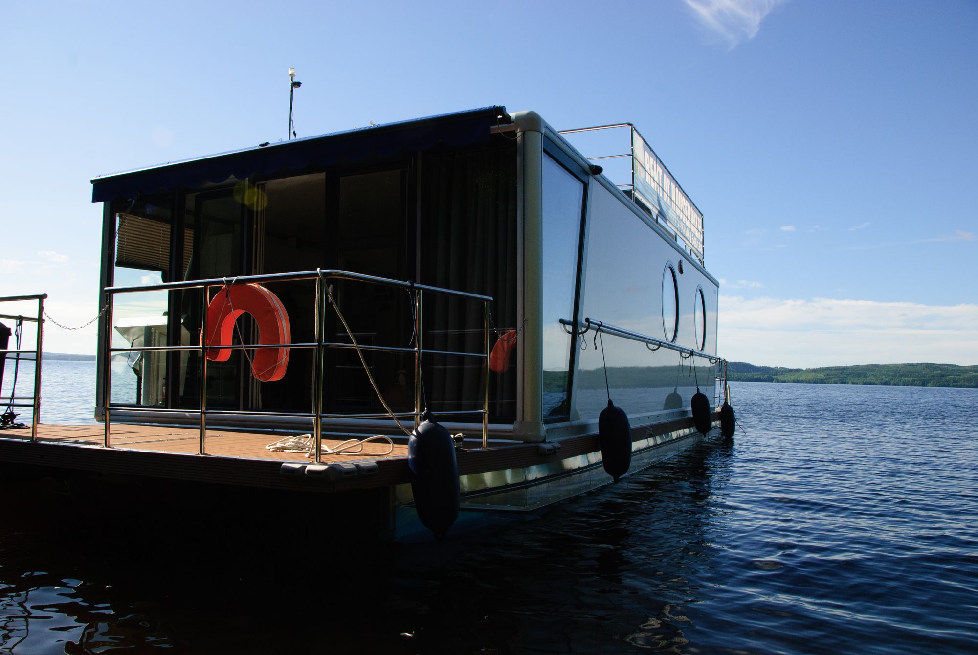 Houseboat DeLuxe - veneet ja laivat juhliin / Venuu.fi
