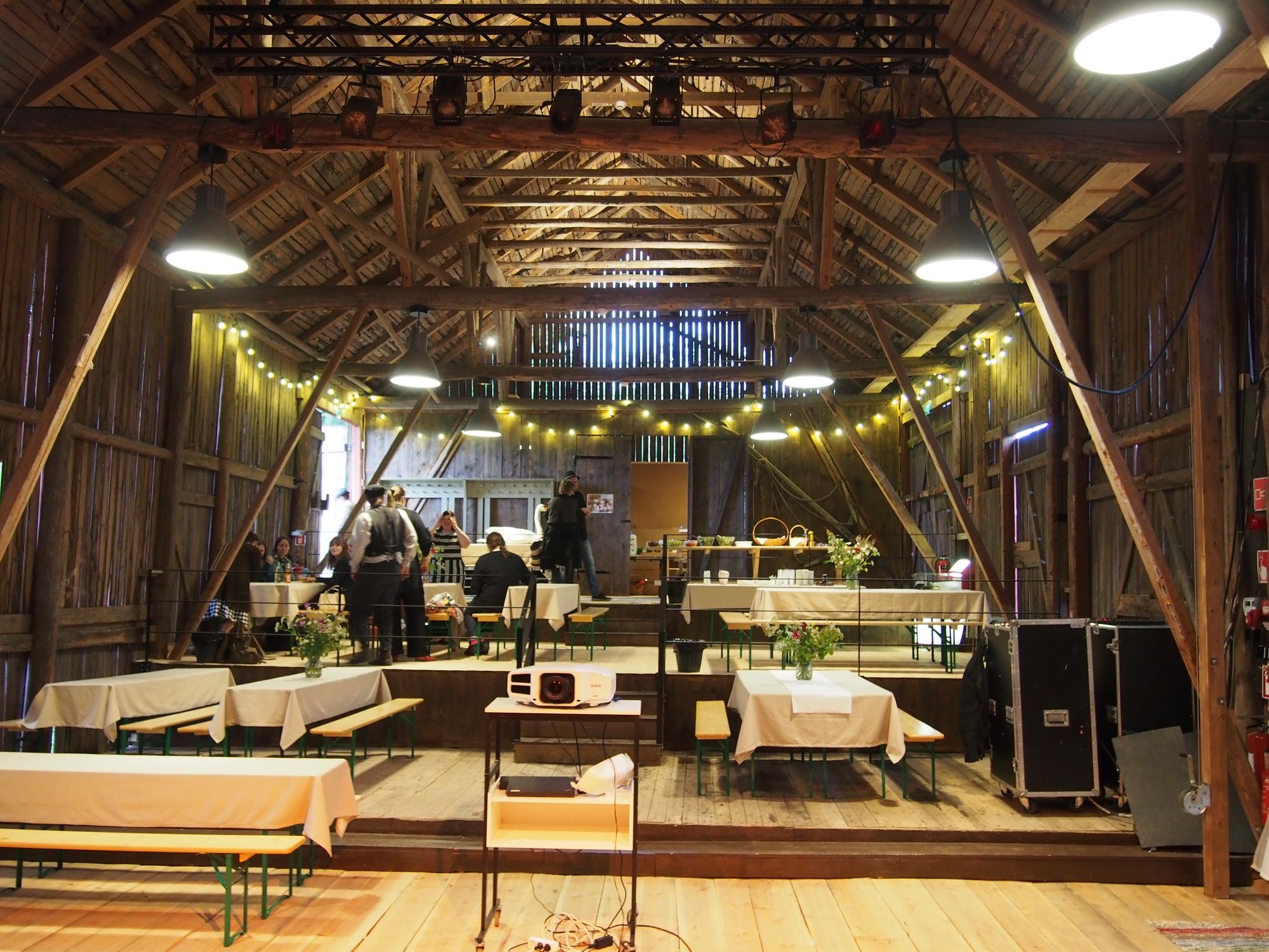 Kuralan Kylämäki / Tryskimakasiini - juhlatila yritysjuhliin / Venuu.fi