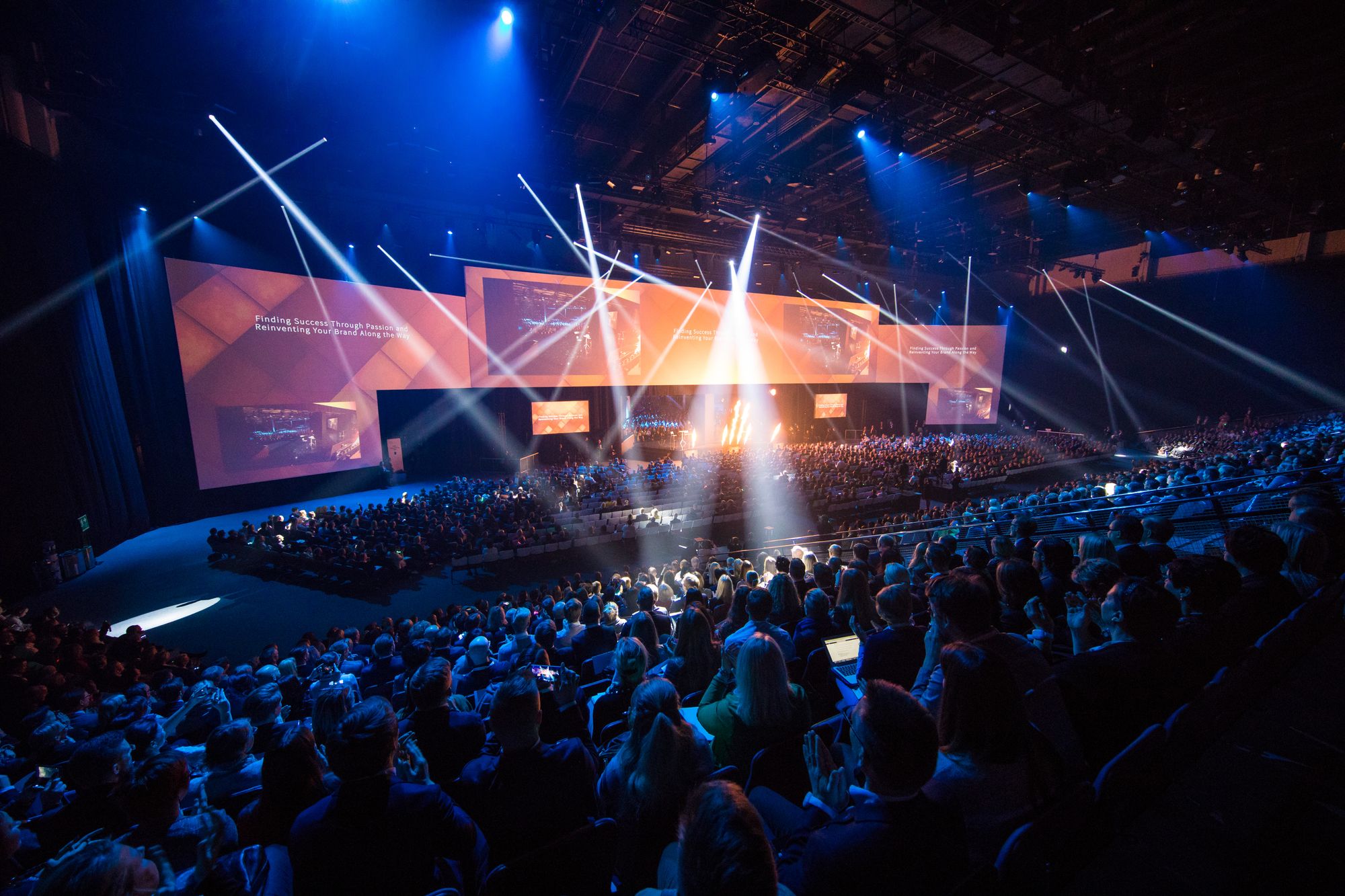 Messukeskus / Amfi-sali - tila hybriditapahtumaan ja livestriimaukseen - Venuu.fi