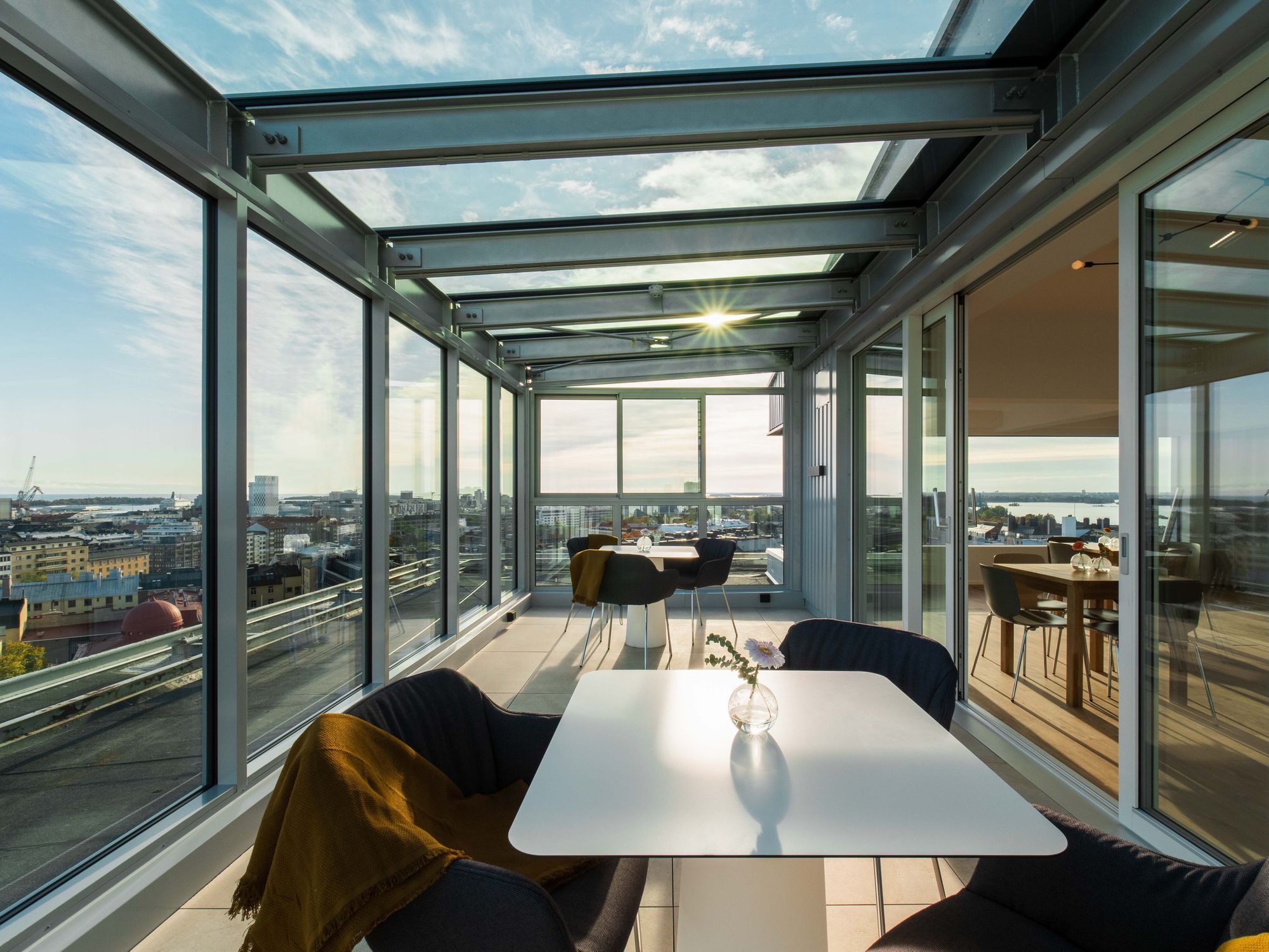 VillageWorksin Sky Lounge on vuokrasauna vailla vertaa, tästä ei maisemat parane! - Venuu.fi