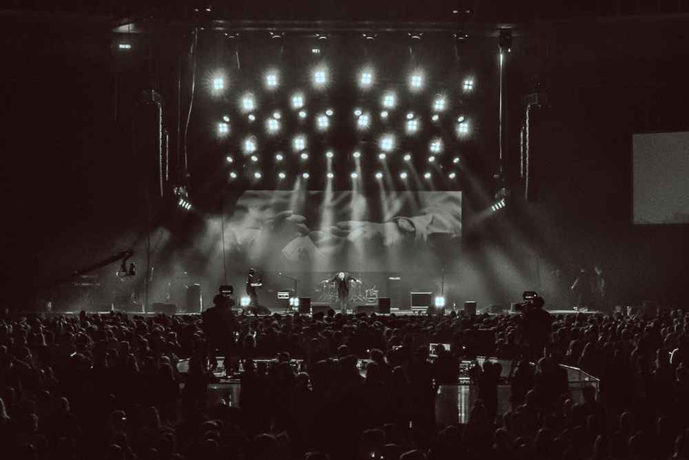 Taikuri ja mentalisti Miika Korkatti ihastuttaa vaikuttavien taitojensa ja persoonallisuutensa ansiosta.