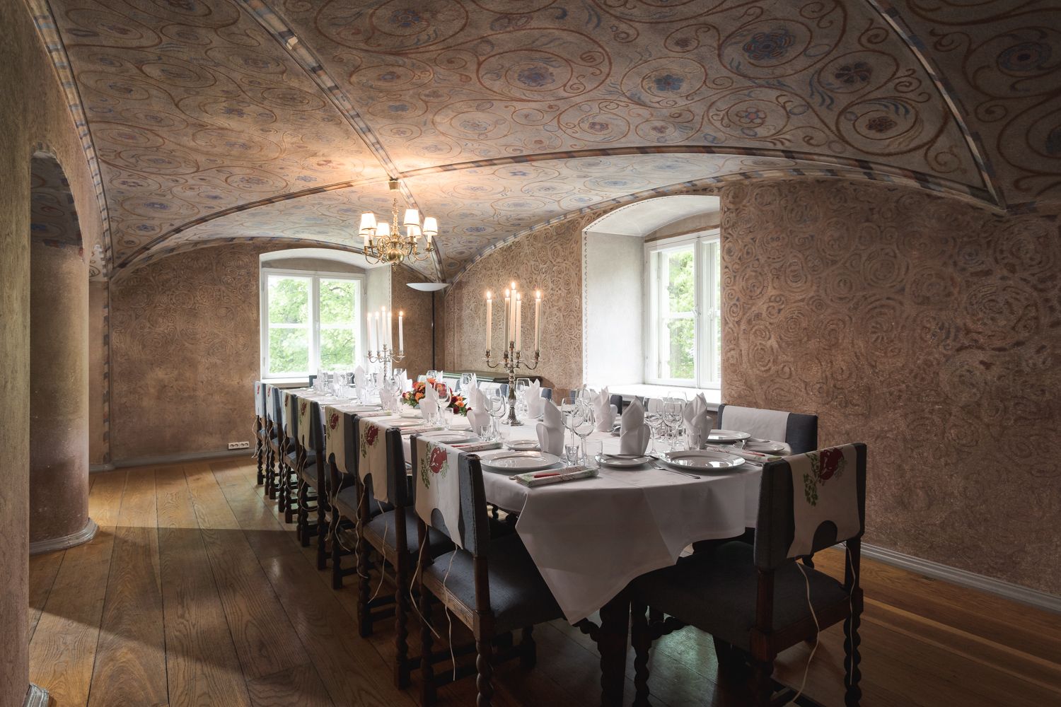 Tämän upean ja persoonallisen kabinetin löydät Espoon Kartanosta