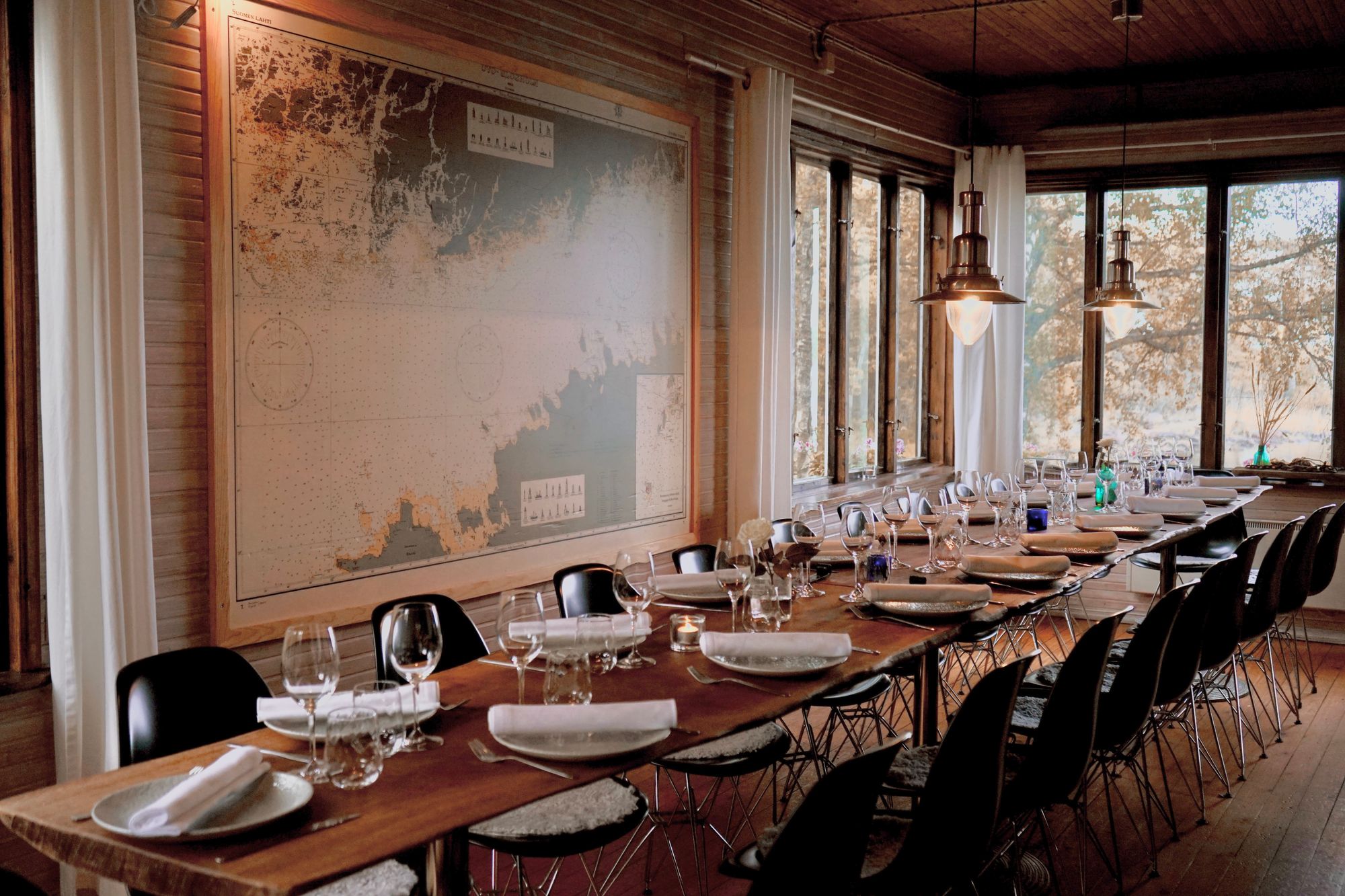 Tunnelmallinen HERRÖ luo täydellisen fiiliksen pieniin ja keskikokoisiin juhliin.