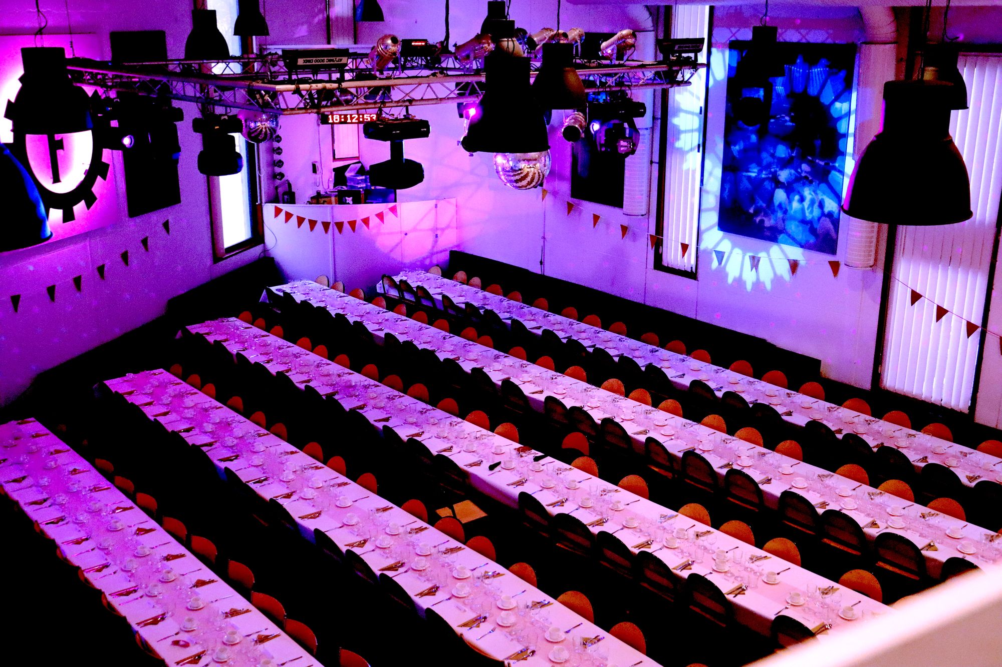 Henkeäsalpaava juhlasali sopii erinomaisesti suuriin juhliin.