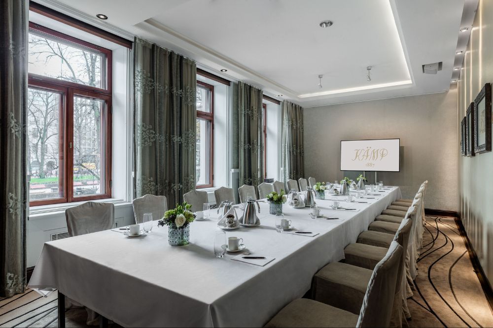 Klassisuutta huokuva ja eleganttinen kokoustila luo viihtyisän tunnelman kokouspäivääsi