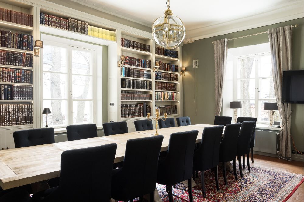 Henkeäsalpaavassa kokoushuoneessa onnistuu tehokas workshop, kokous tai palaveri