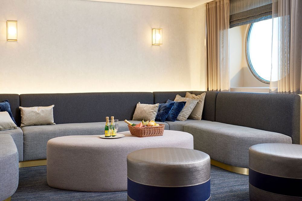 Eckerö Linen Lounge tilassa järjestyy kätevästi aamu - ja iltaristeilyjen juhlat!