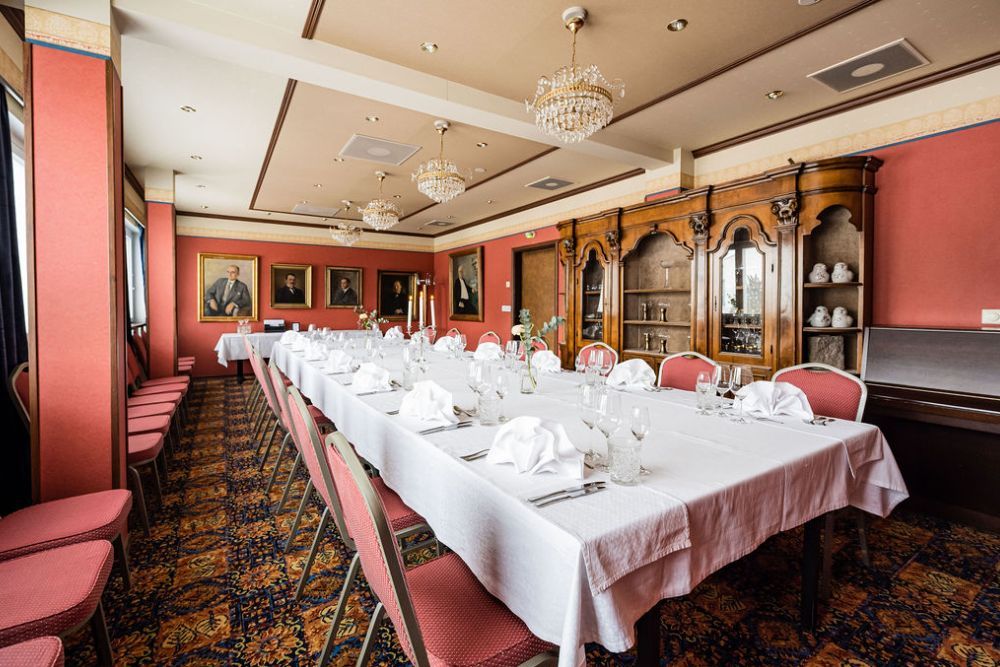 Hotel Kalliohovi –&nbsp;Pienemmät häät järjestyvät helposti tässä pirteässä, mutta perinteikkäässä salissa!