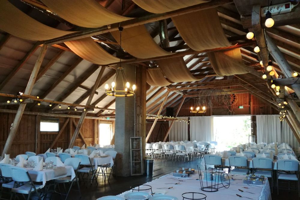 Kytäjän Juhlatila –&nbsp;Hääpäivä jota ympäröi Salpausselän seesteiset vuoristomaisemat? Täällä sellaiset häät onnistuu!