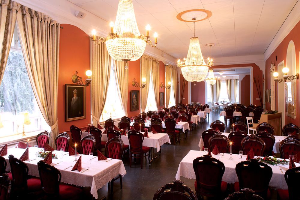 Lahden Upseerikerho –&nbsp;Arvokkuuden ja luksuksen tunnelmaa tarjoava hääpaikka.