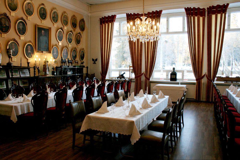 Lahden Upseerikerho – Historiallinen tila luo ainutlaatuisen tunnelman hääpäivään.