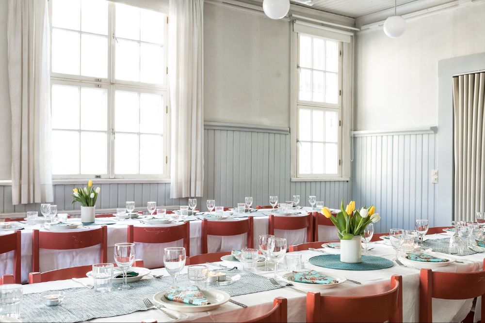 Rauhanaseman sali – Avarassa ja neutraalissa salissa onnistuu mitä ihanimmat häät!