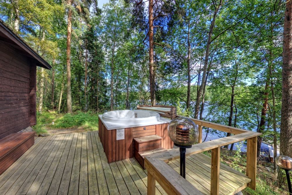 Saunatilat Tampere – Siivikkalan saunan terassilla on myös palju.